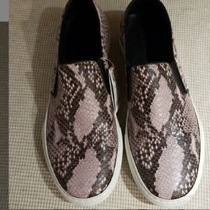 💜💜Zara woman snake print slip ons💜💜